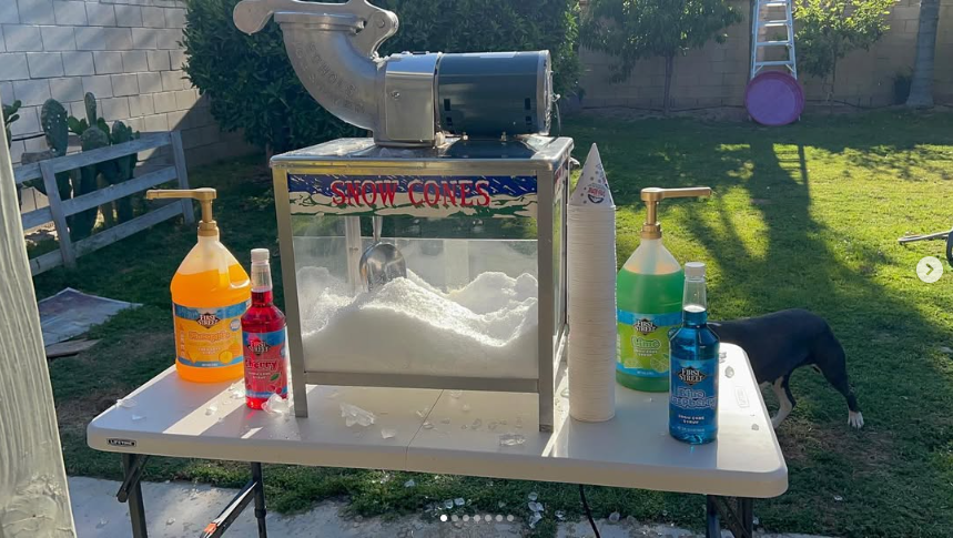 Snow cone machine